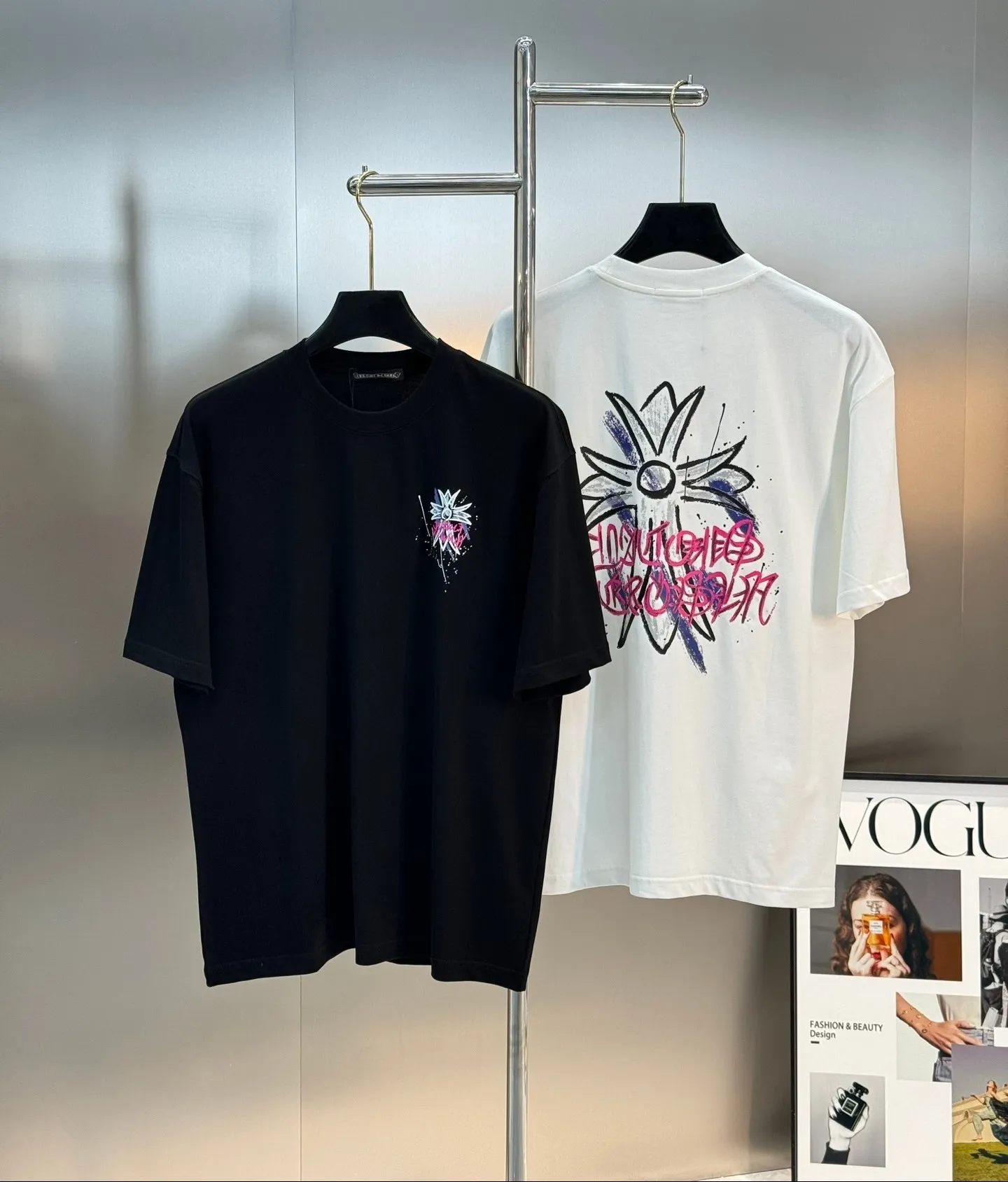 P160 is responsible for top-notch looks! ChromeHearts* Chrome Hearts 25s new T-shirt. Same style for men and women! The classic cross shape is responsible for the good looks. The visual effect of the combination of personalized graphics and letters is quite unique! ! ! The sensory effect presented is naturally explosive... The 250g Solona fabric is selected. It is comfortable and soft. Its delicacy and comfort performance are also inevitable, creating an extraordinary wearing experience! Color: Black. White. Size: S-xXL (L is recommended for 175/145 pounds)